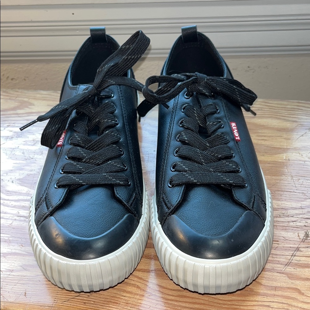 Levi’s Men’s Black Faux Leather Athletic‎ Shoe 9.5 NWOT
